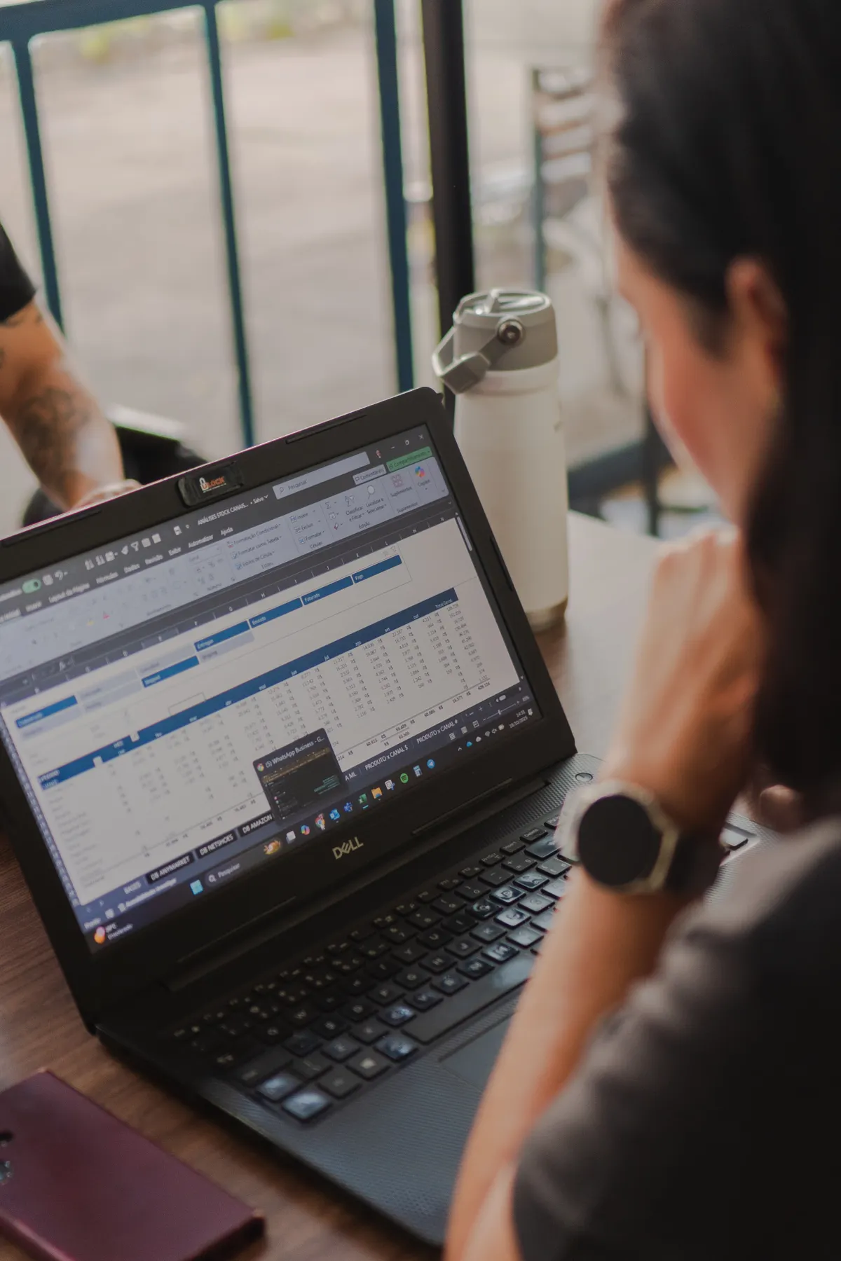 Pregled poslovnih podataka u Excel tabeli na laptopu