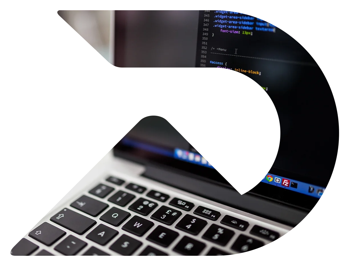 Razvoj softvera — kod na ekranu laptopa